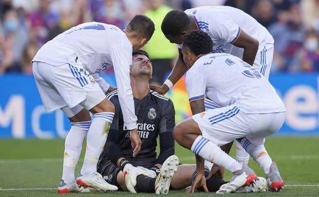 Courtois con dolor acompañado de Lucas, Militao y Alaba. GETTY