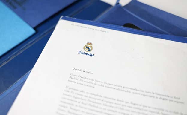 Detalle de la carta de Di Stéfano a Ronaldo.  RELEVO