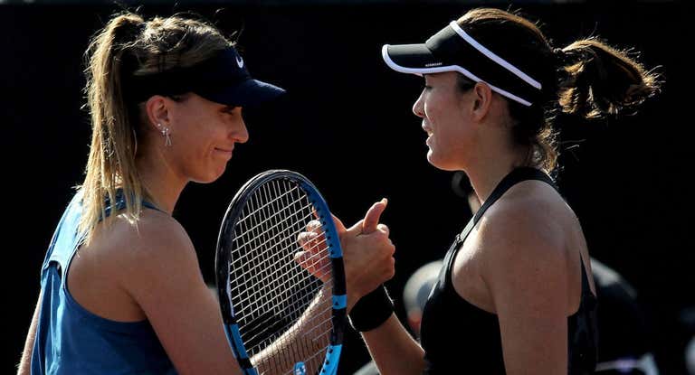 Badosa y Muguruza se saludan después de la semifinal de las WTA Finals de 2021