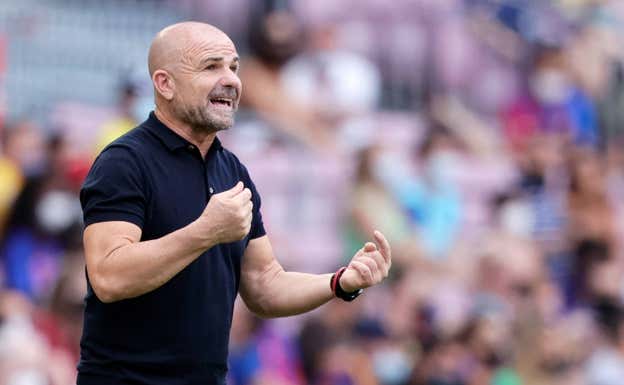 Paco López dirige un partido durante su etapa en el Levante.  GETTY IMAGES