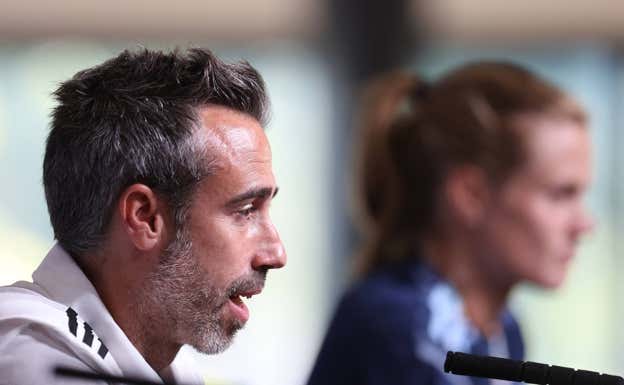 Vilda y Paredes, durante una rueda de prensa en la Eurocopa.  GETTY