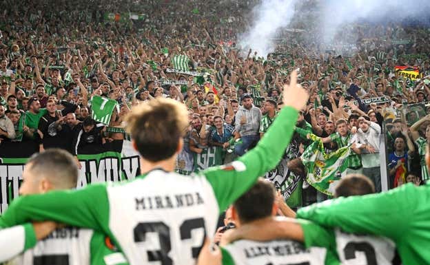 Los jugadores béticos celebran el triunfo con los aficionados. GETTY