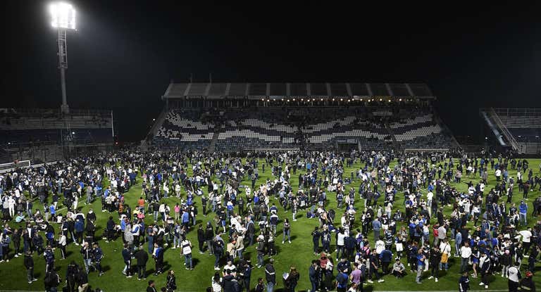 Imágenes del estadio Carmelo Zerillo tras la invasión del césped.