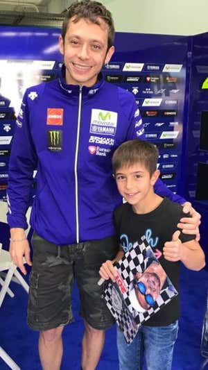 José Antonio Rueda posa de niño junto a Valentino Rossi.  JOSÉ ANTONIO RUEDA