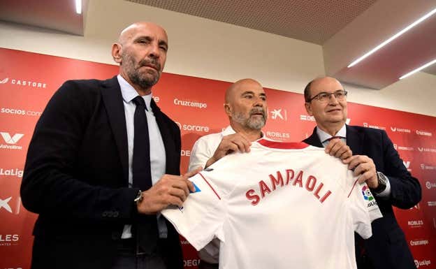 Monchi posa junto a Sampaoli y Castro. AFP