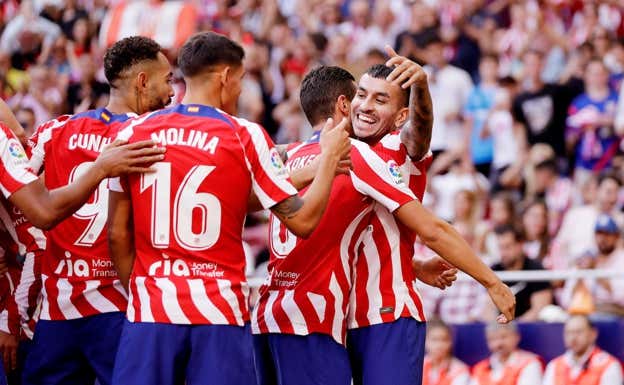 Correa celebra junto a sus compañeros el 1-0 ante el Girona.  GETTY