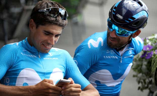 Landa, con su teléfono, y Valverde, en su época de compañeros en Movistar.  CHRIS GRAYTHEN / GETTY