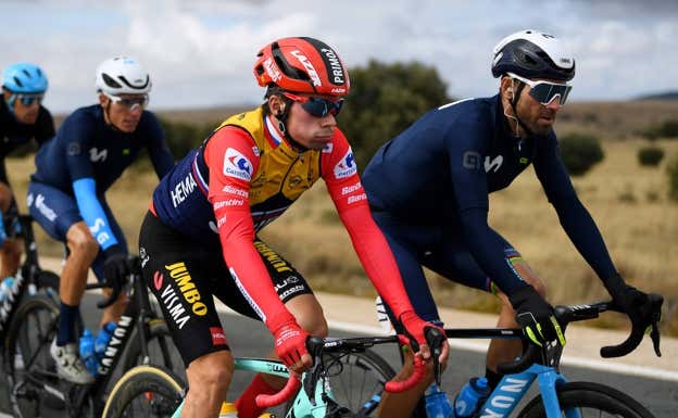Roglic, con el maillot rojo de líder, y Valverde, en la Vuelta 2020.  DAVID RAMOS / GETTY