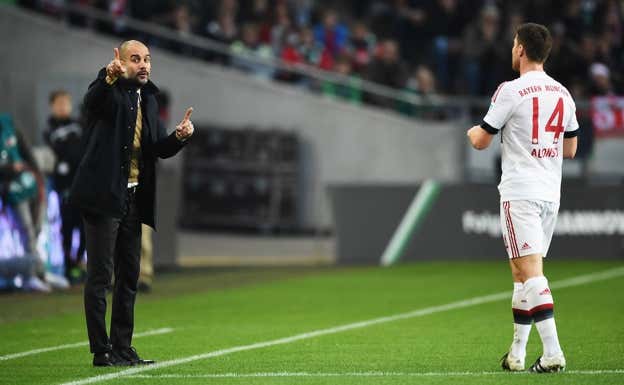 Xabi Alonso y Guardiola hablan durante un encuentro en Hannover. Getty