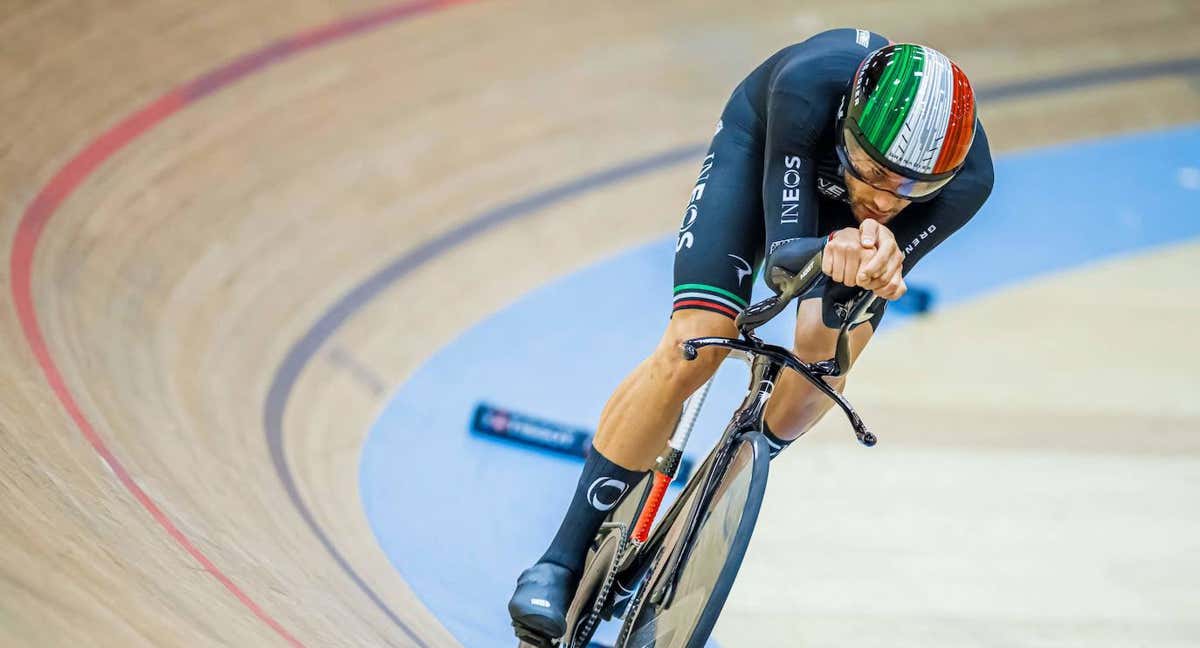 El italiano Filippo Ganna rodando en el velódromo de Grenchen /VALENTIN FLAURAUD/AFP