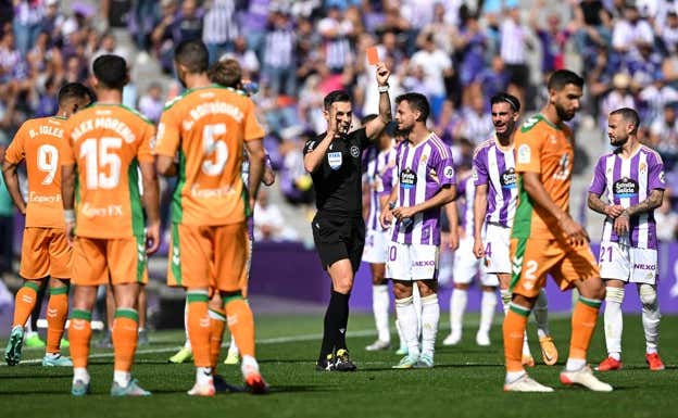 Del Cerro Grande rectifica y le muestra la tarjeta roja a Pezzella. GETTY