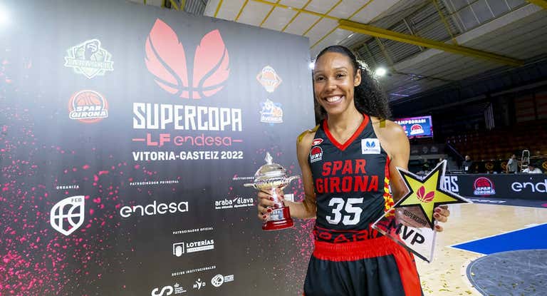 Rebekah Gardner con el trofeo de MVP de la Supercopa Femenina.