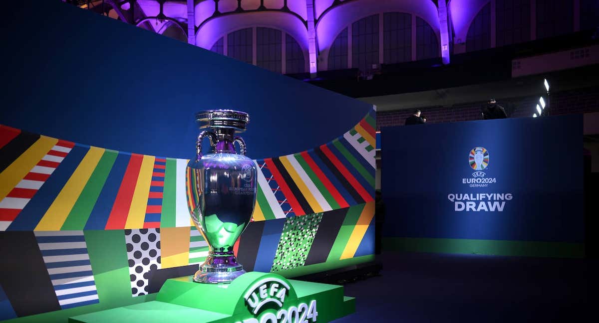 Trofeo de la Euro 2024 en la sede UEFA.