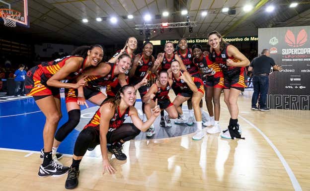 Las jugadoras del Spar Girona celebran su triunfo.  FEB