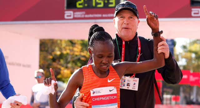 Chepngetich se queda a las puertas del récord en maratón tras un pinchazo de época