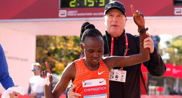 Chepngetich, en la meta del Maratón de Chicago.