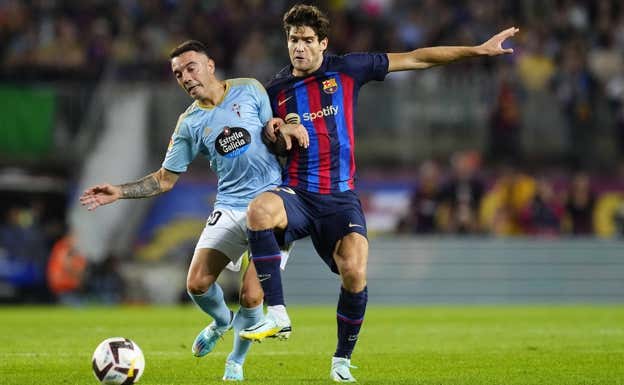 Iago Aspas pugna por un balón con Marcos Alonso.  GETTY