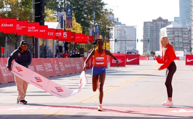 Chepngetich rompe la cinta como vencedora del Maratón de Chicago.