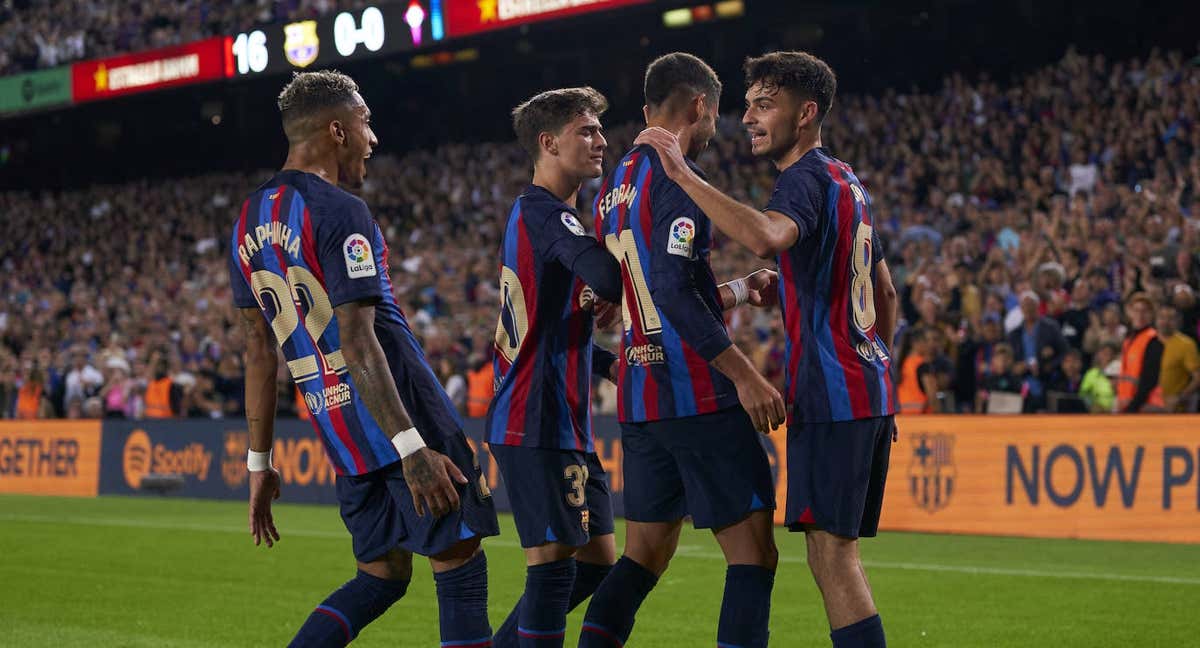 Pedri es felicitado por sus compañeros tras el 1-0 al Celta.