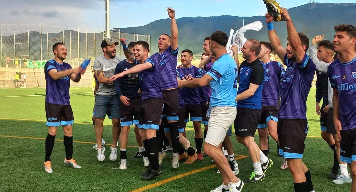 Los jugadores del club vasco celebran la clasifación a esta ronda de la Copa./FVF