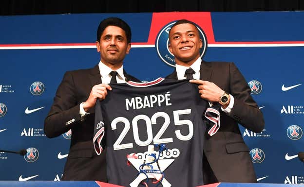 Mbappé y Al Khelaifi posan en la renovación de Mbappe con el PSG. GETTY