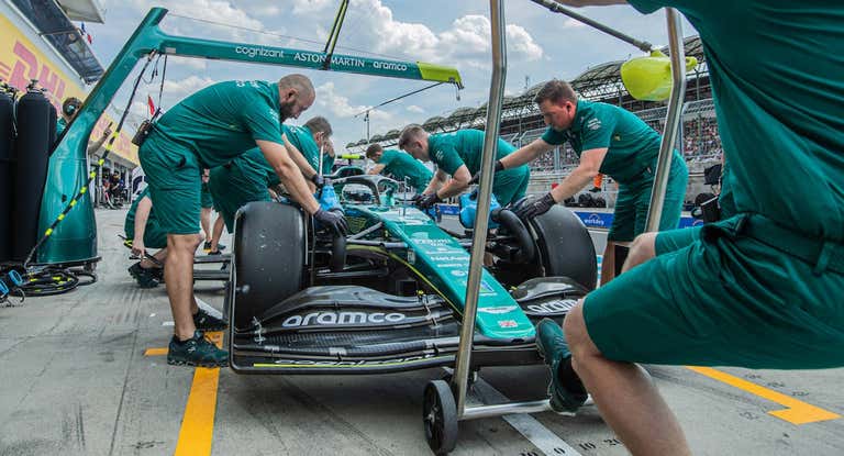 Los mecánicos de Aston Martin preparan una parada en boxes.