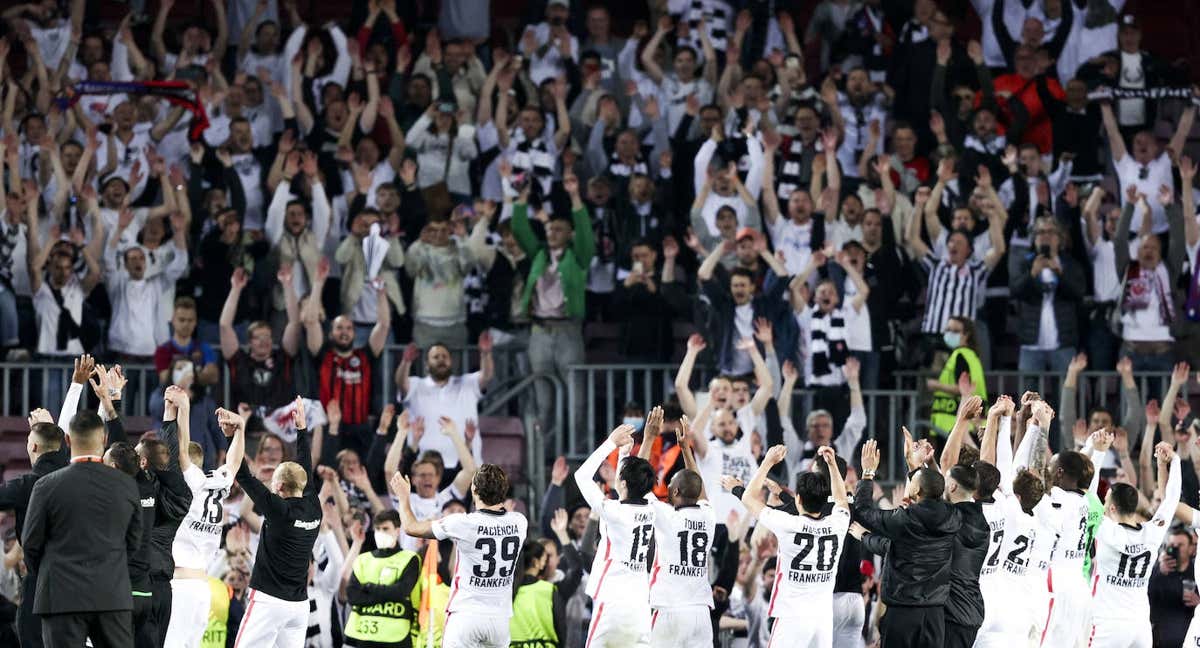 El Eintracht celebra su gesta en el Camp Nou.