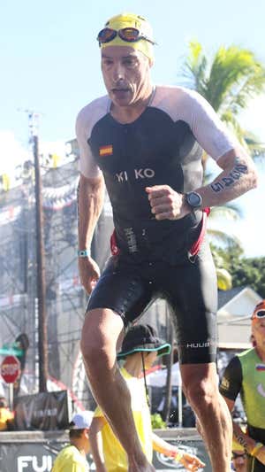 Kiko Fariñas, durante la transición de la natación a la bicicleta  Ironman