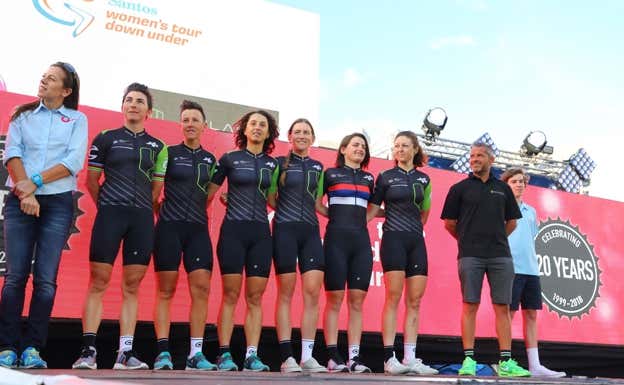 Manel Lacambra, a la derecha de la imagen, junto a sus ciclistas del equipo Cylance en el Tour Down Under 2017.  GETTY IMAGES