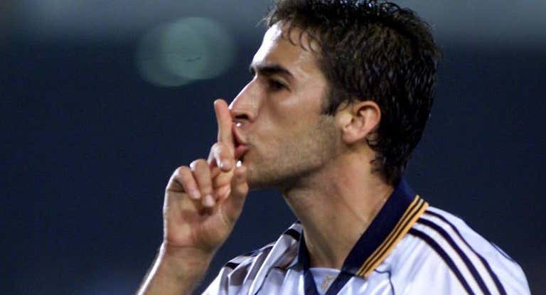 Raúl manda callar a la afición del Barcelona en el Camp Nou.