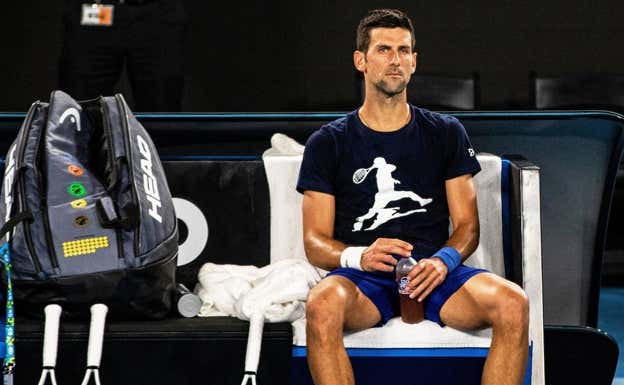 Novak Djokovic sentado tras un entrenamiento en Australia.  GETTY IMAGES