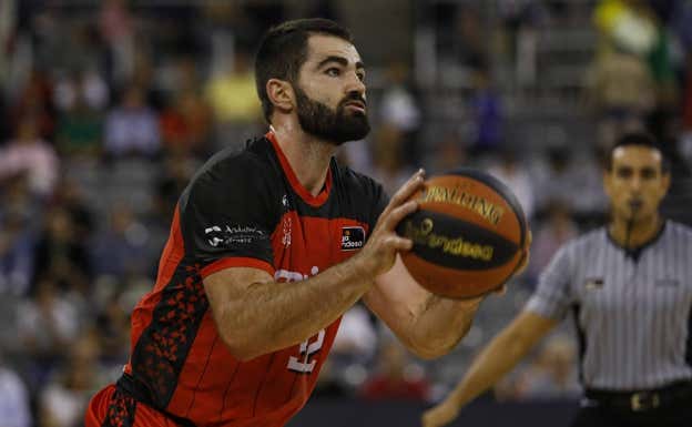 Luke Maye, con la equipación principal de Covirán Granada en la que se ve la publicidad en la manga.  GETTY IMAGES