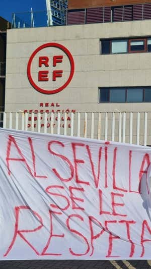 Pancarta colocada en la puerta de la sede de la RFEF.  @Infosevillismo