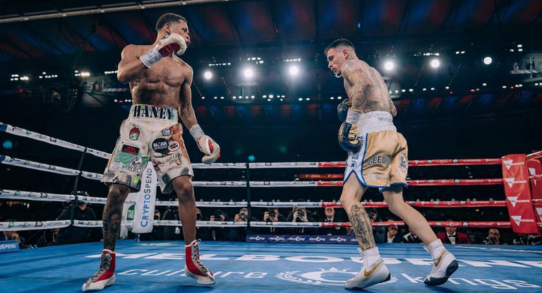 Haney y Kambosos durante su primer combate.