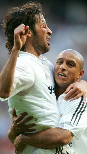 Raúl, con una herida en la ceja, celebra un gol junto a Roberto Carlos. GETTY