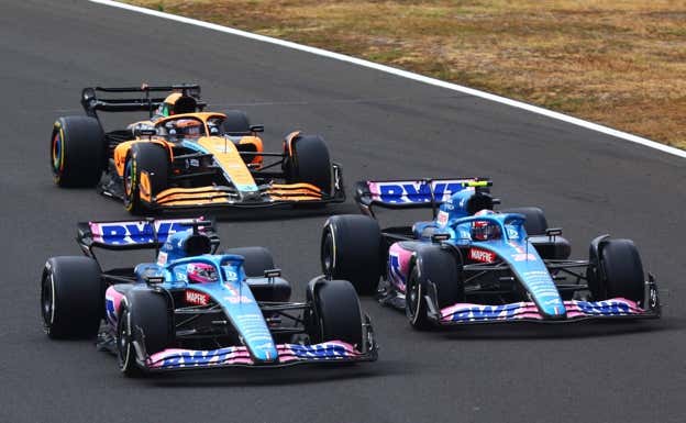 Fernando Alonso y Esteban Ocon por delante de Lando Norris en un GP esta temporada.  GETTY