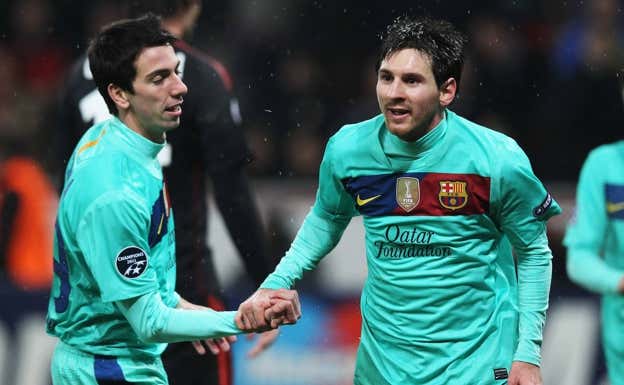 Cuenca felicita a Messi tras un gol del argentino con el Barça.  GETTY
