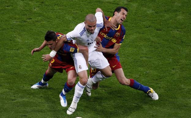 Pepe, ante el BArça. GETTY