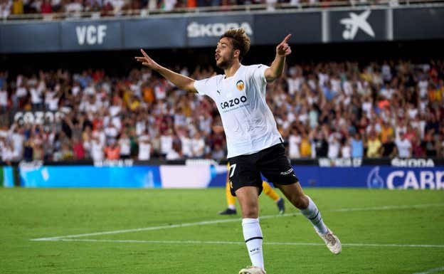 Nico González en su primer gol con el Valencia C.F  Getty.