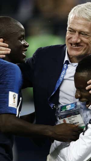 Kanté celebra con Deschamps la consecución del Mundial 2018 |  GETTY IMAGES