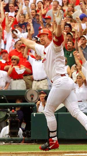 Marc McGwire celebra una acción en un partido con los Cardinals. GETTY