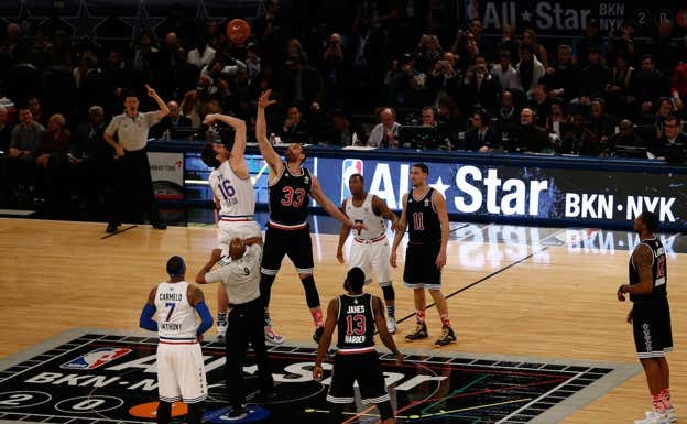 Pau y Marc Gasol,  en el salto inicial del All Star de 2015.  GETTY