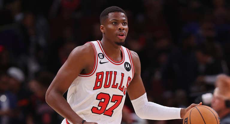 Kostas Antetokounmpo con la camiseta de los Chicago Bulls.