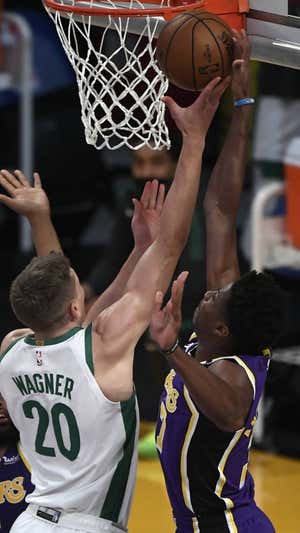 Kostas Antetokounmpo pone un tapón a Wagner durante su etapa en los Lakers.  GETTY IMAGES