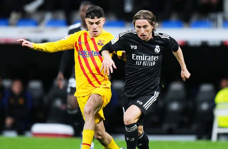 ¿Quién rinde mejor? Modric contra Pedri, Benzema contra Lewandowski...