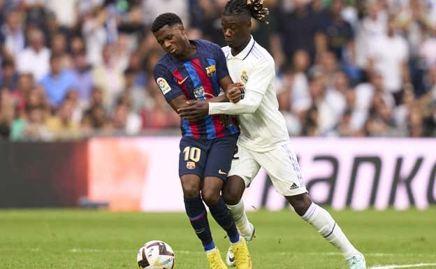 Ansu Fati, en una pugna con Camavinga.  GETTY