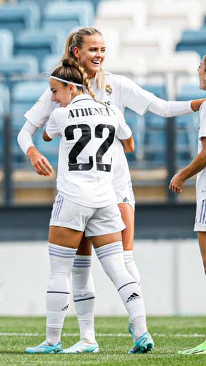 Moller, Athenea y Esther, jugadoras del Real Madrid, ante el Alavés.  REAL MADRID