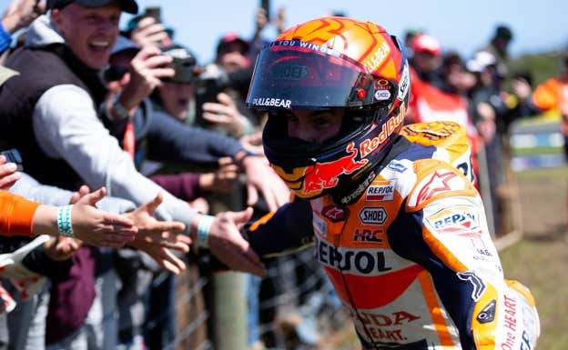 Marc Márquez celebra su podio número 100 en MotoGP este domingo en Australia.  GETTY