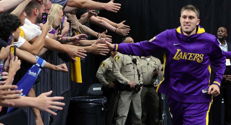 Matt Ryan, esta pretemporada con los Lakers.