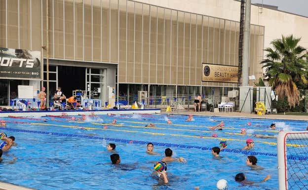 El 'overbooking' en la piscina exterior de Inacua Málaga, que cerrará a final de mes.  ARCHIVO